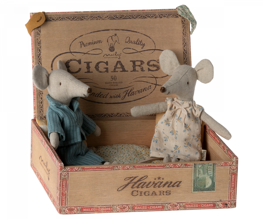 Mum & Dad Mice in Cigarbox