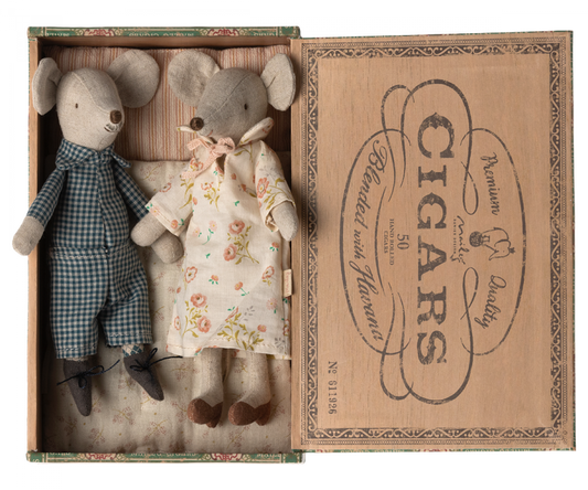 Grandma and Grandpa Mice in Cigarbox